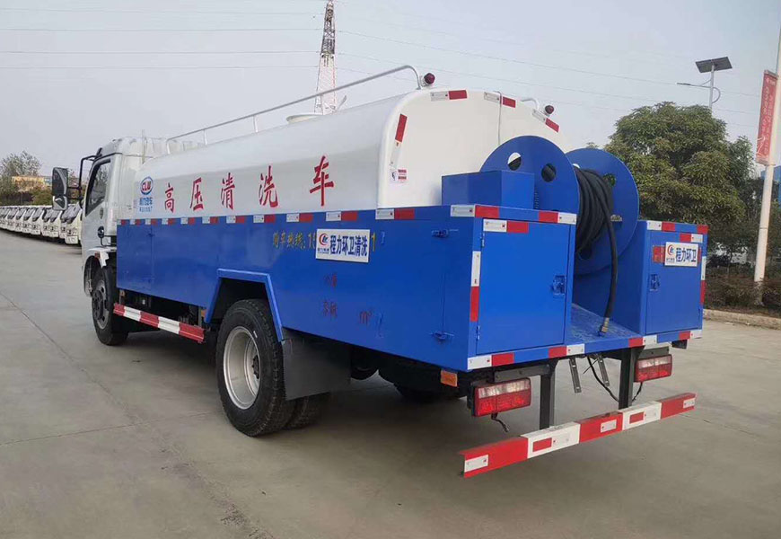 東風(fēng)福瑞卡高壓清洗車(chē)后方圖